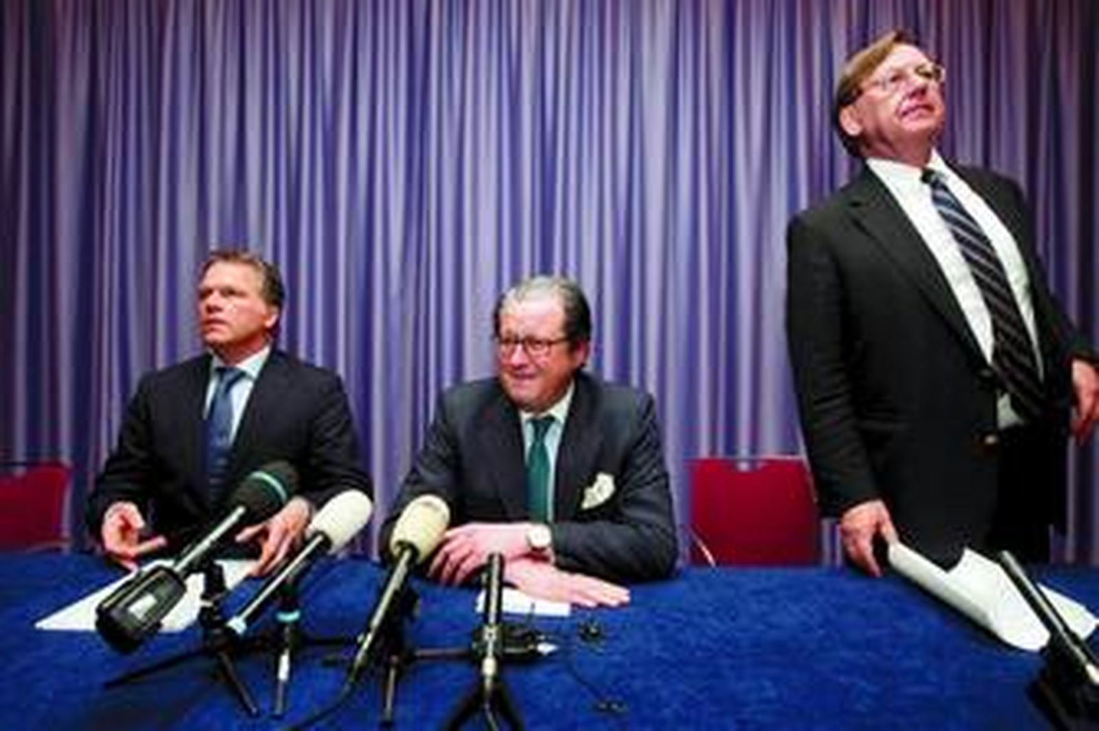 El ministro de Finanzas holandés, el presidente de ING y el gobernador del Banco Central de Holanda.