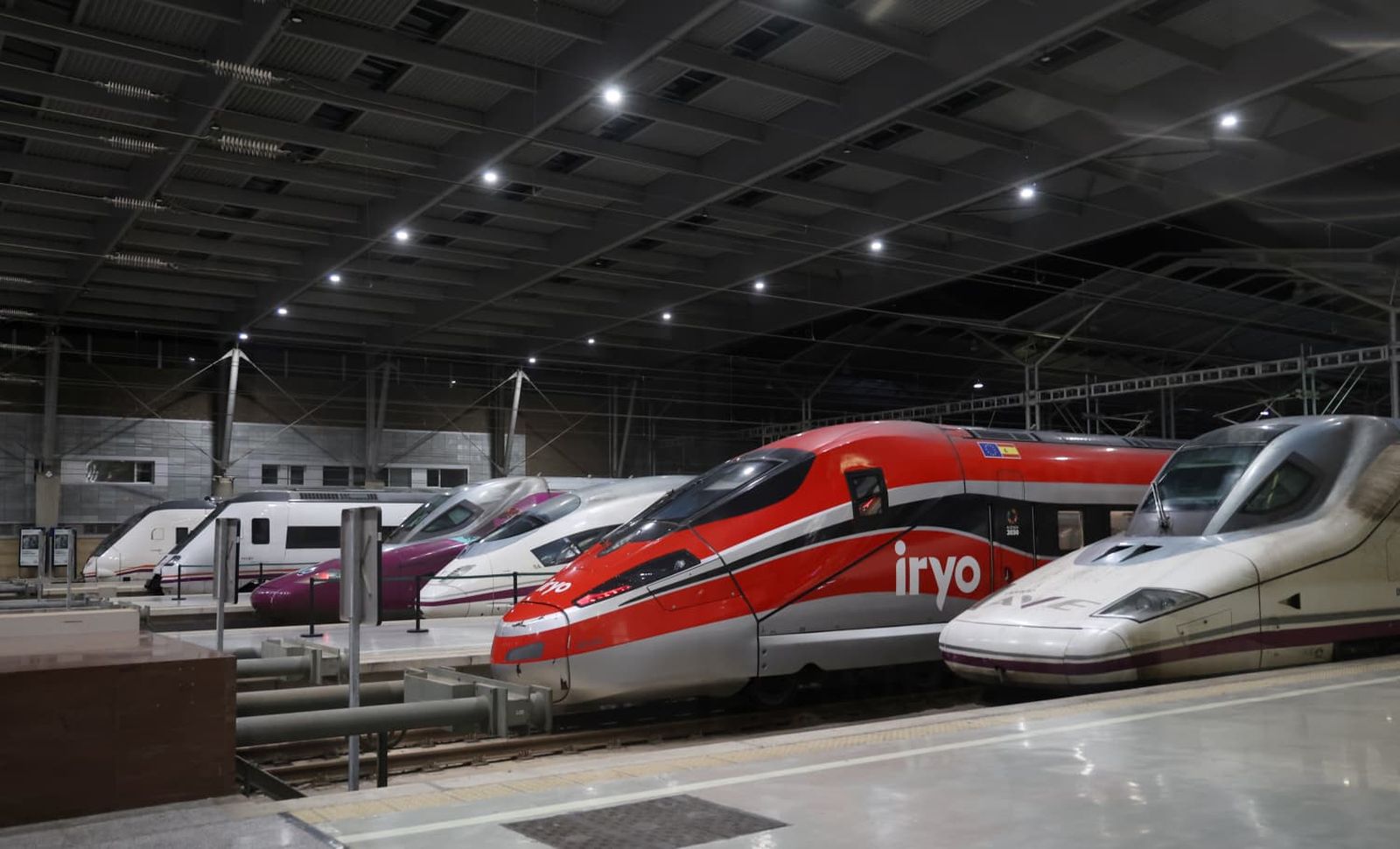 Trenes parados, en la noche de este domingo, en la estación María Zambrano de Málaga tras el accidente.