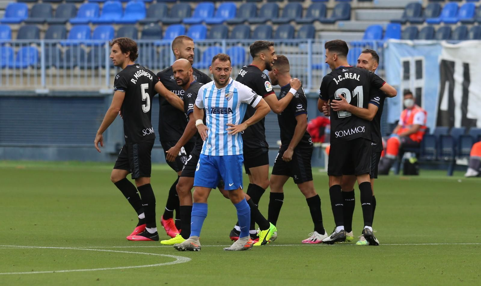 El Huesca celebra el 0-1 ante la mirada de Keidi.