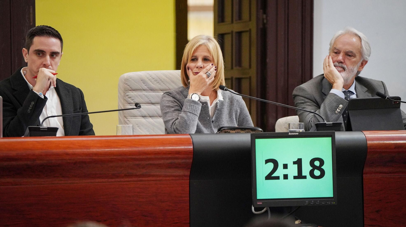 La alcaldesa, María José García-Pelayo, y los ediles Agustín Muñoz y Jaime Espinar, durante un pleno.