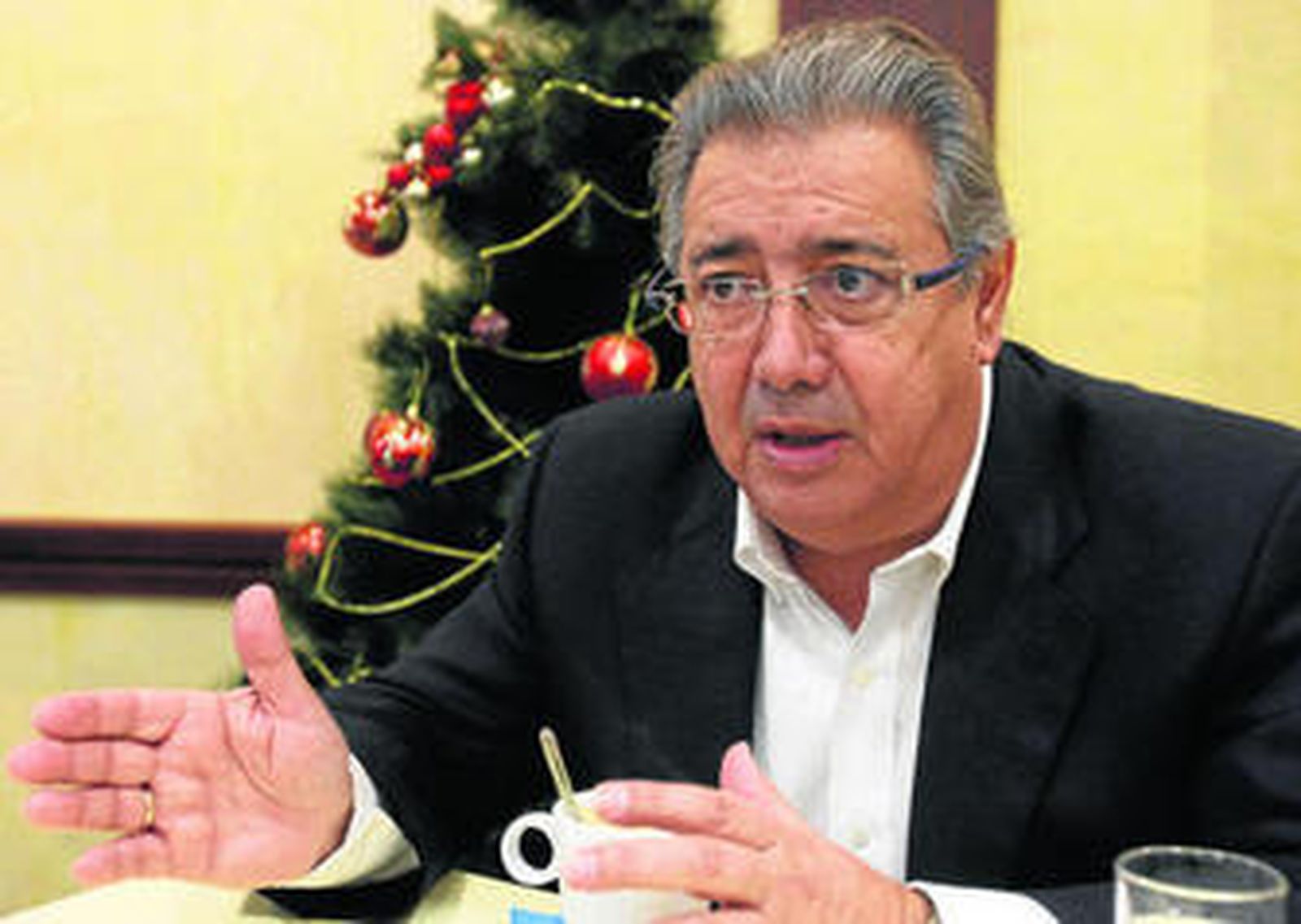 Zoido gesticula durante una entrevista realizada en la campaña electoral.