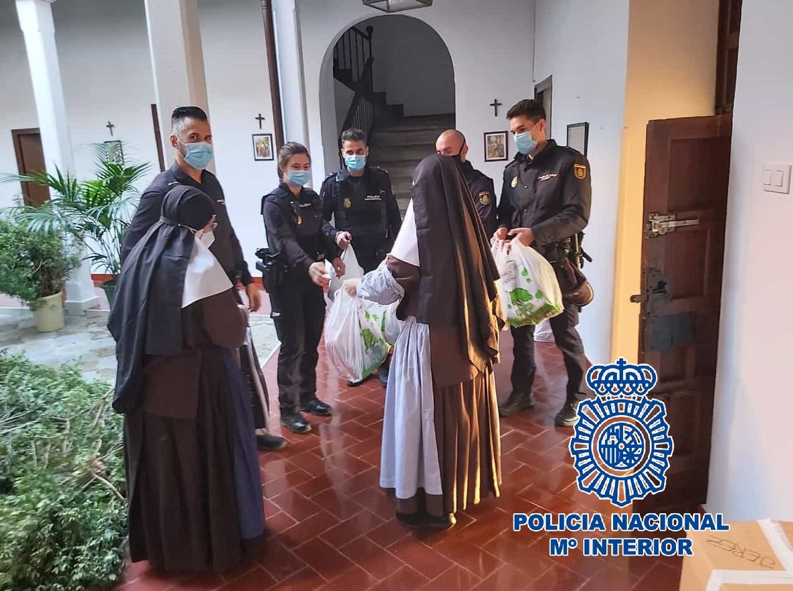 Un momento de la entrega a las hermanas de 'El Salvador'