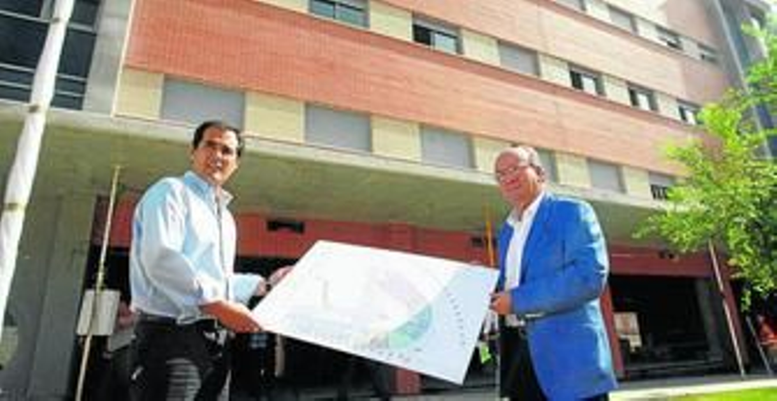 José Antonio Nieto y Luis Martin sostienen el plano del edificio para mayores de Vimcorsa.
