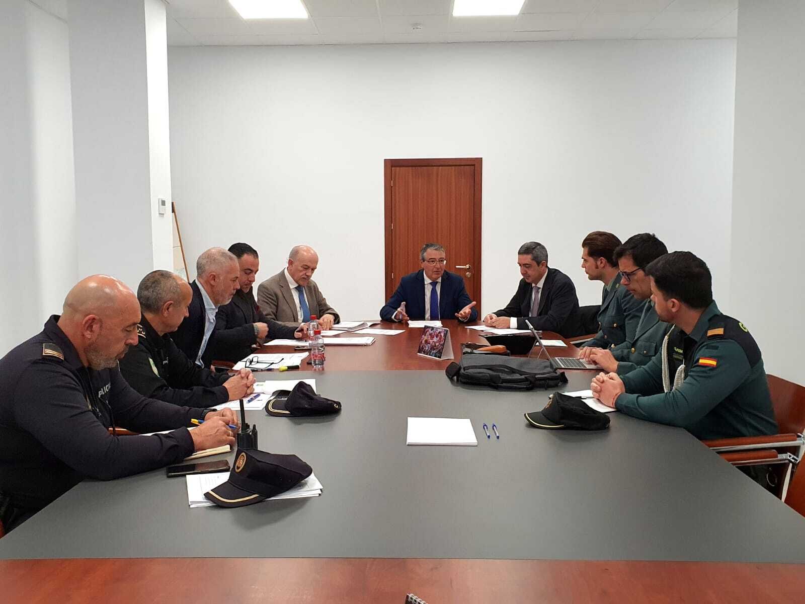 Reunión entre las autoridades municipales y miembros de la Guardia Civil de Rincón de la Victoria