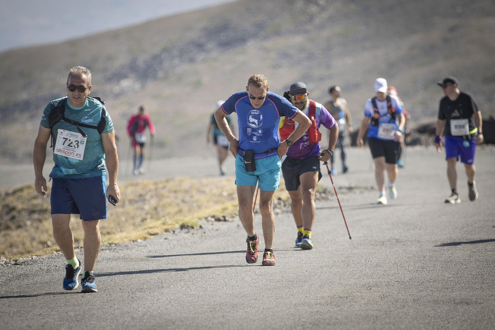 Varios atletas en algunas de las durísimas rampas que suben al Veleta