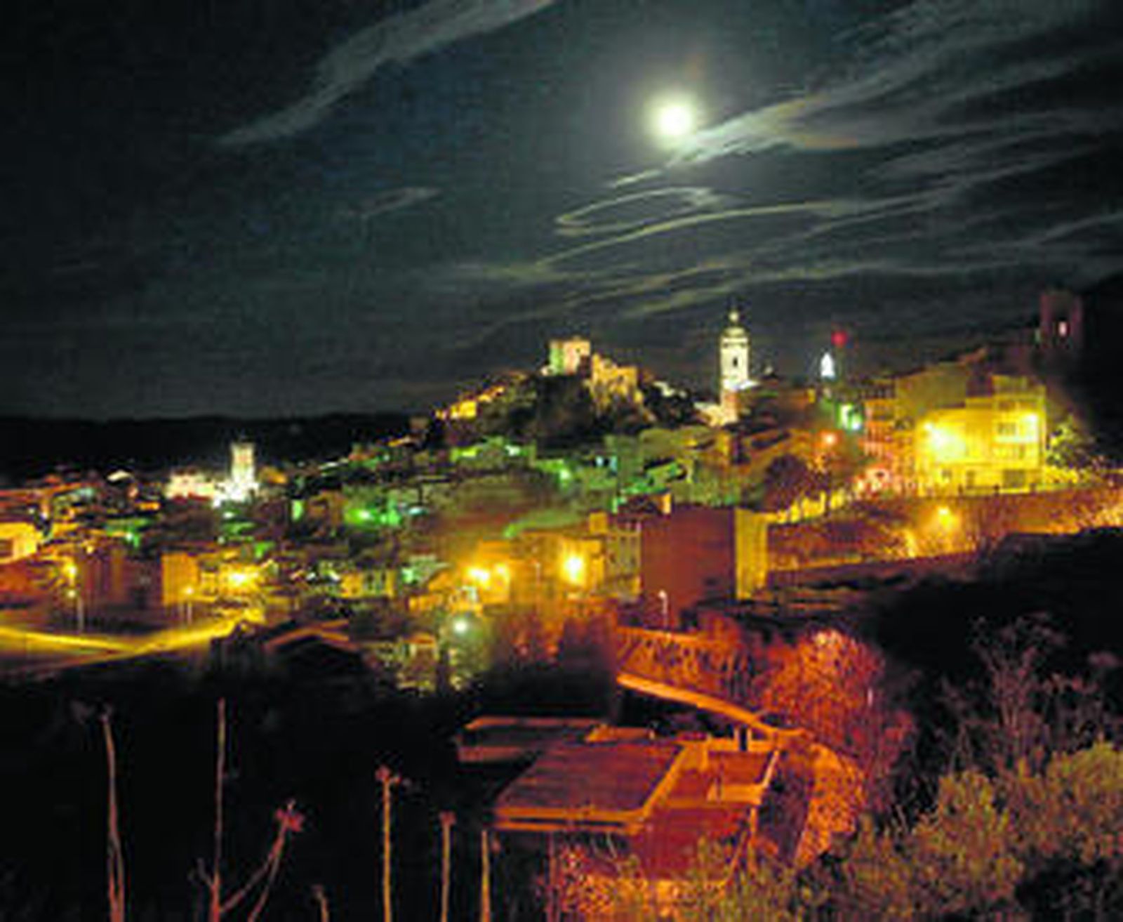 Una imagen nocturna de Loja, con sus principales monumentos iluminados.