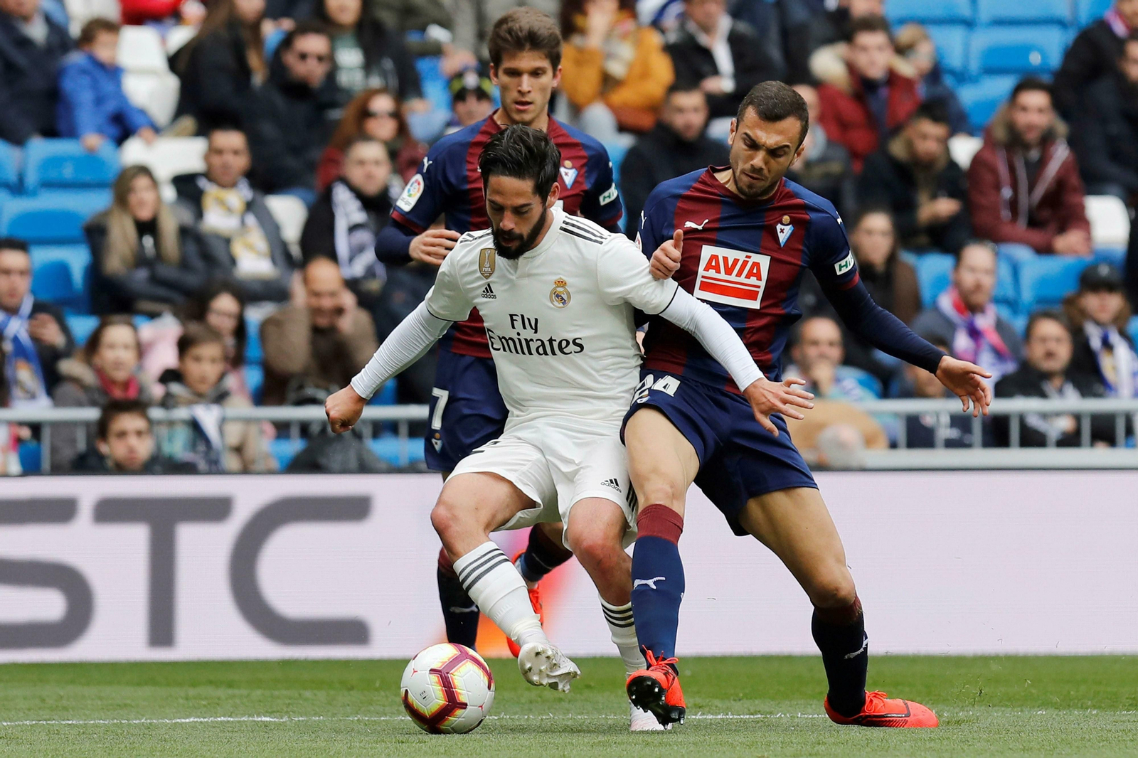 Joan Jordán presiona a Isco en el Real Madrid-Eibar.