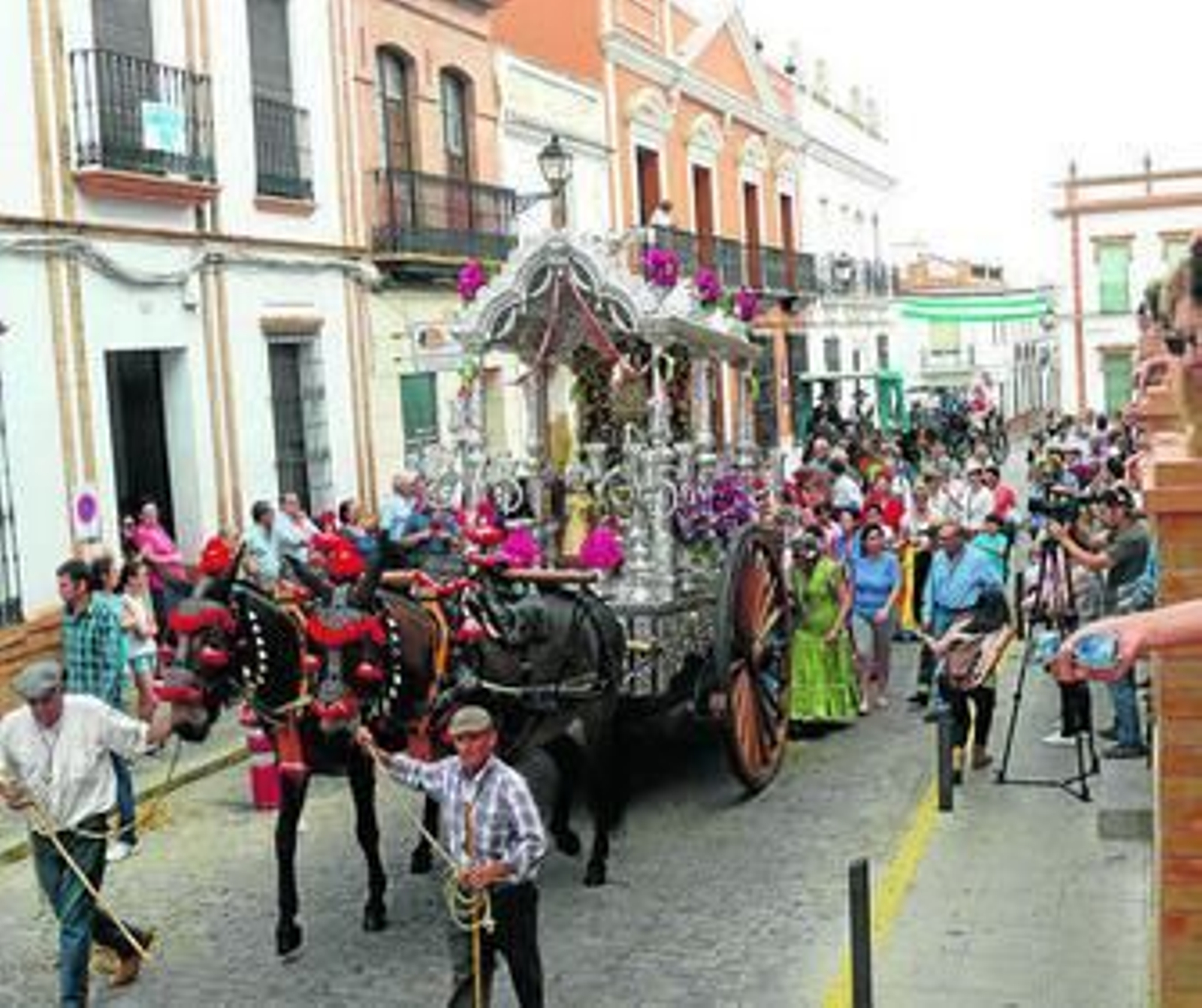 La carreta del Simpecado a su paso por las calles de la localidad condal. La carreta del Simpecado a su paso por las calles de la localidad condal.