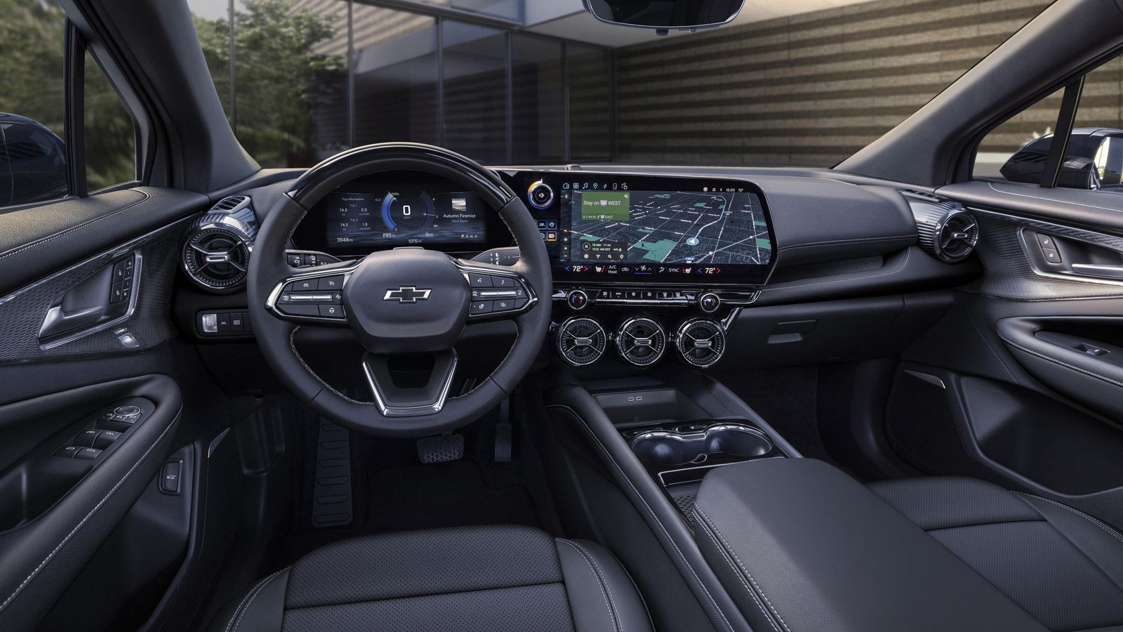 En todas las versiones, la pantalla para la instrumentación es de 11" y la del sistema de infoentretenimiento táctil de 17,7". La versión SS tendrá como equipamiento estándar el Head-Up Display.