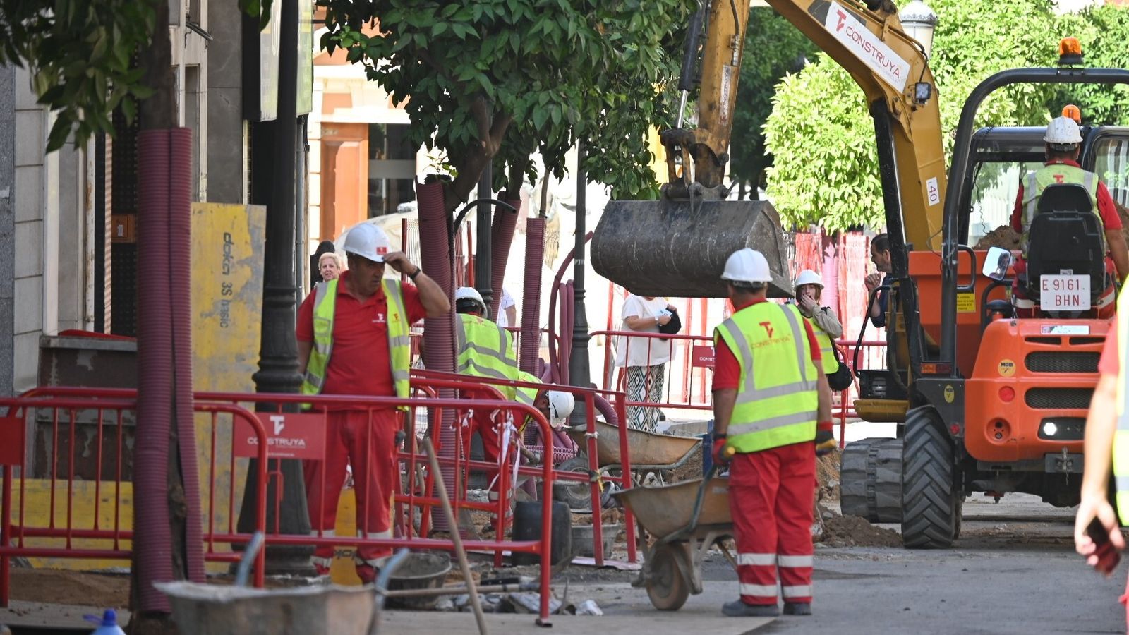 Operarios trabajando en la capital onubense este lunes 4 de septiembre.