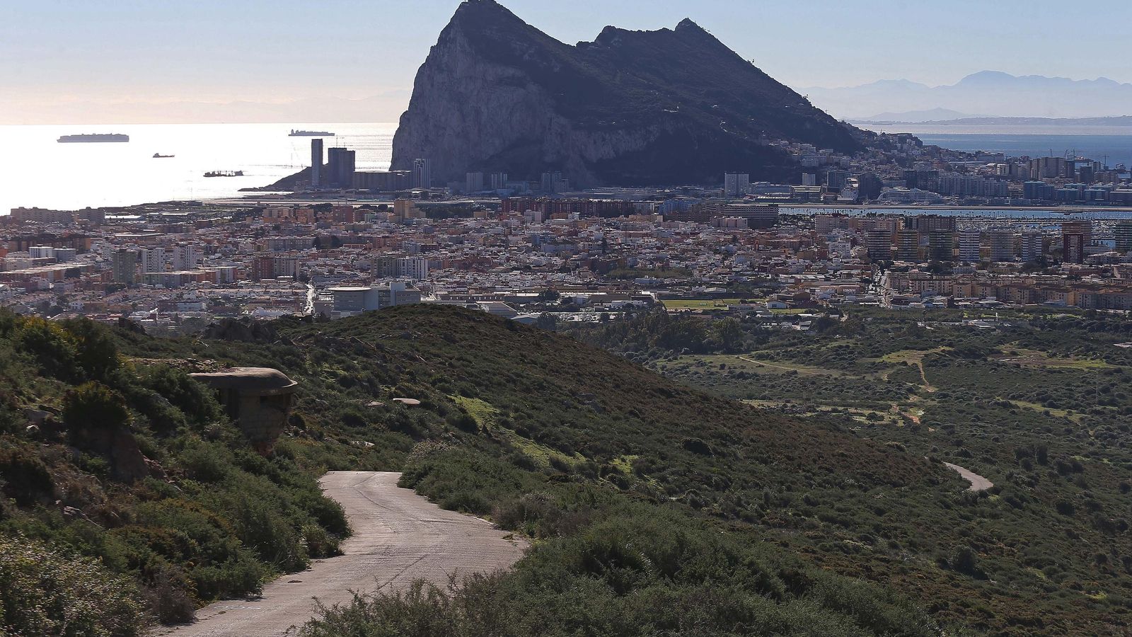Una vista de La Línea y, al fondo, Gibraltar. Una vista de La Línea y, al fondo, Gibraltar.