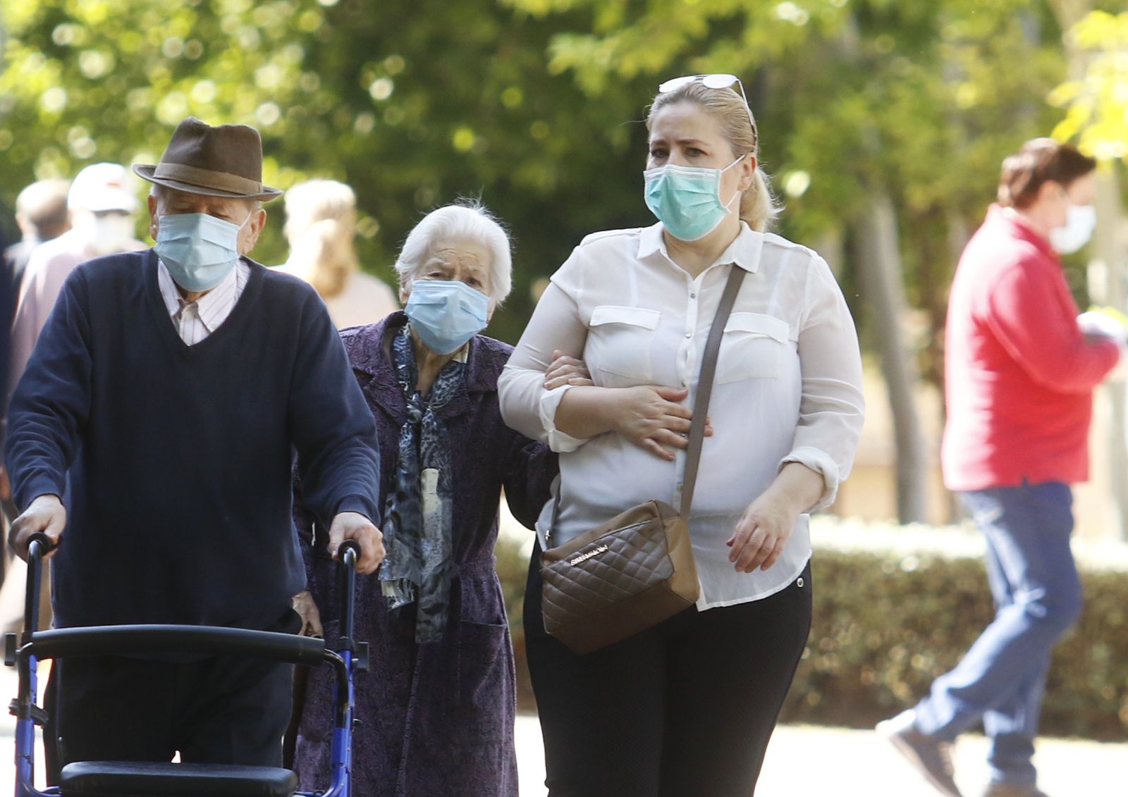 Varias personas pasean por Córdoba.