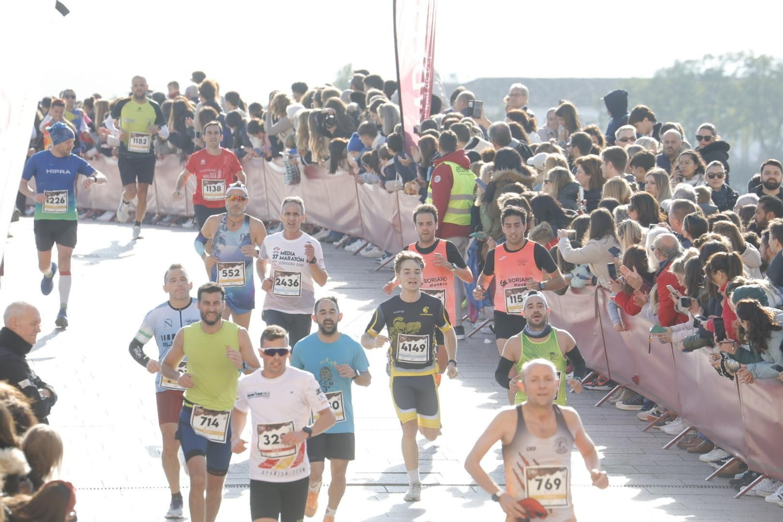 Media Maratón de Córdoba 2023: La gloria de cruzar la Puerta del Puente, en imágenes