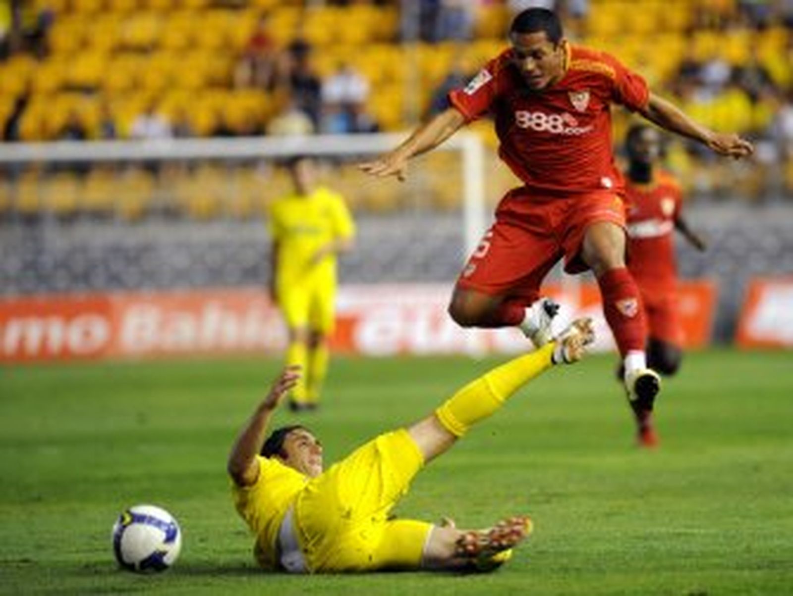 Sevilla-Villarreal (2-0): Dos goles de Luis Fabiano envían al Sevilla a la final