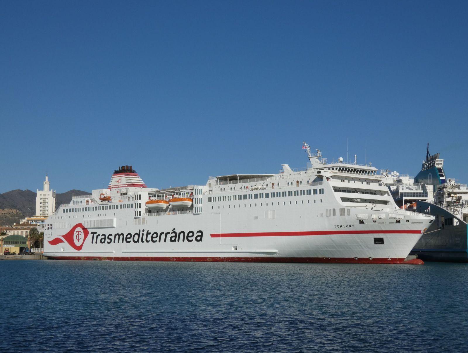 El ferry 'Fortuny' momentos antes de su última salida desde el puerto de Málaga el 7 enero de 2025.