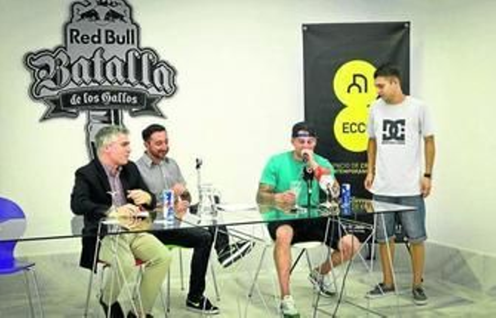 Los raperos Invert y Juanih South improvisan un 'freestyle' ante el concejal Vicente Sánchez y Víctor Flores.