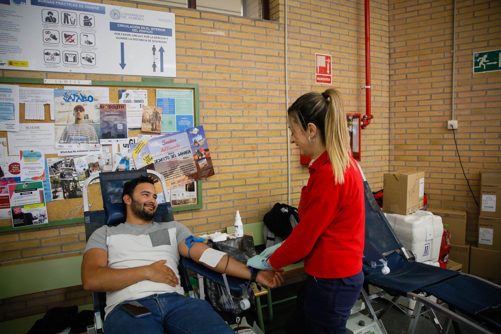 Juan de la Cruz Belmonte y Aref Laarej en la colecta de sangre de la UAL
