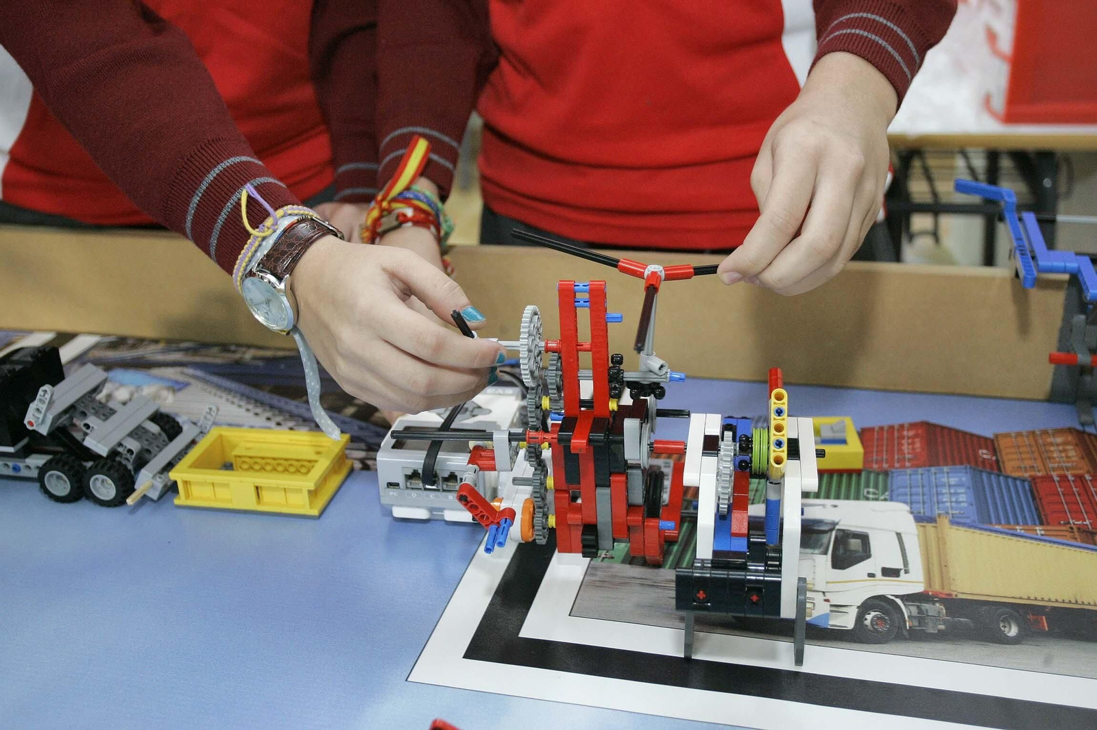 Participantes en un concurso de robótica. Participantes en un concurso de robótica.