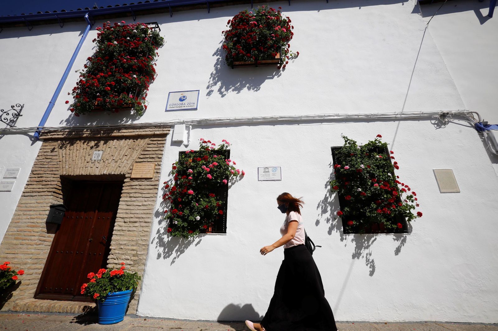 Una mujer pasea junto a una de las rejas y balcones participantes.