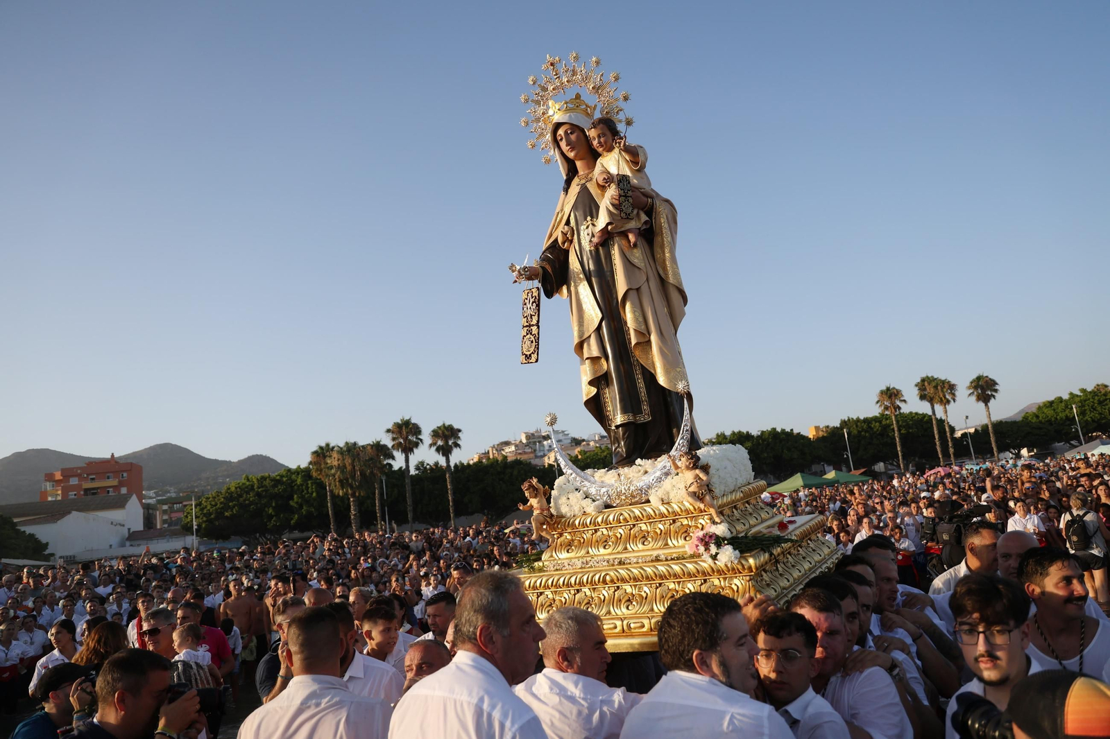 La procesión de la Virgen del Carmen en El Palo, en Málaga, en imágenes