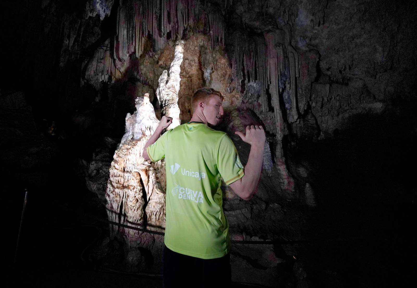 Alberto Díaz presenta el nuevo cubre del Unicaja