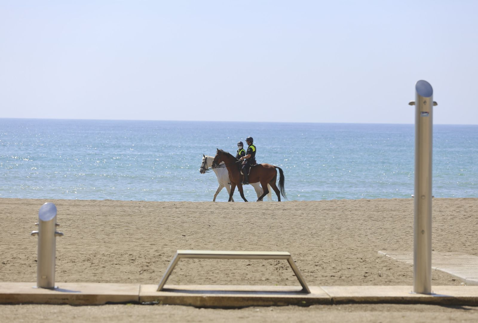 Fotos de la playa de la Malagueta, en Málaga, vacía pese al calor
