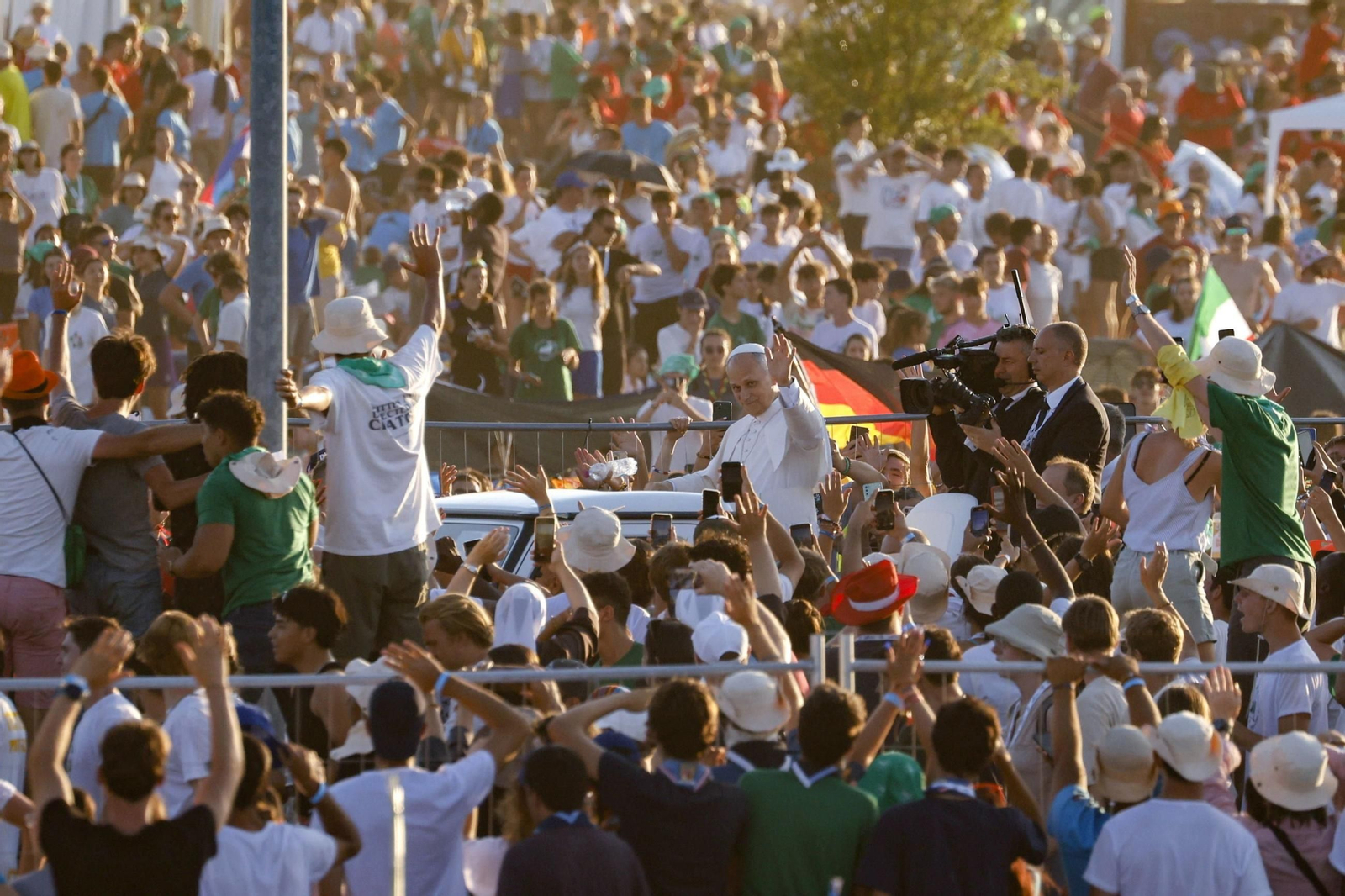 Pope Leo XIV celebrat (14130554).jpg