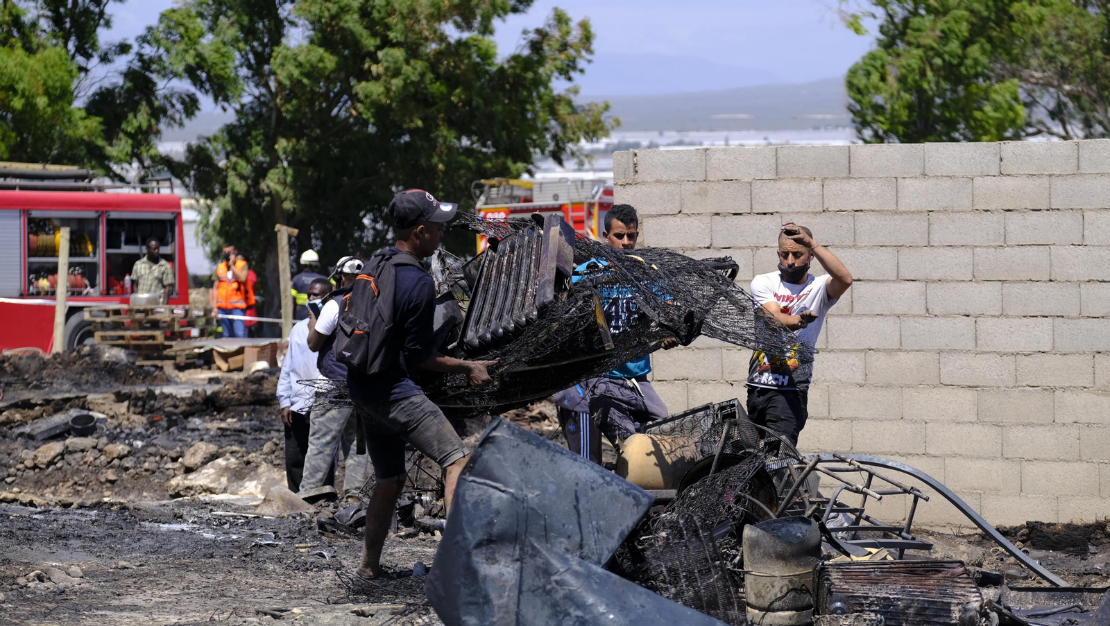 Fotogalería incendio asentamiento de chabolas en Atochares-Níjar (Almería)