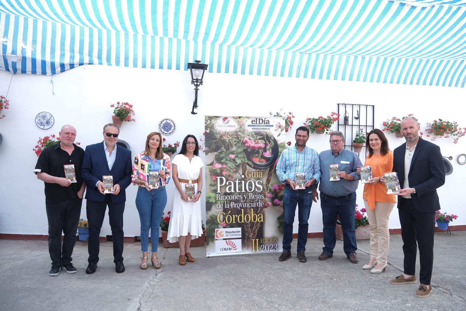 Foto de familia de la presentación de la guía en Espejo.