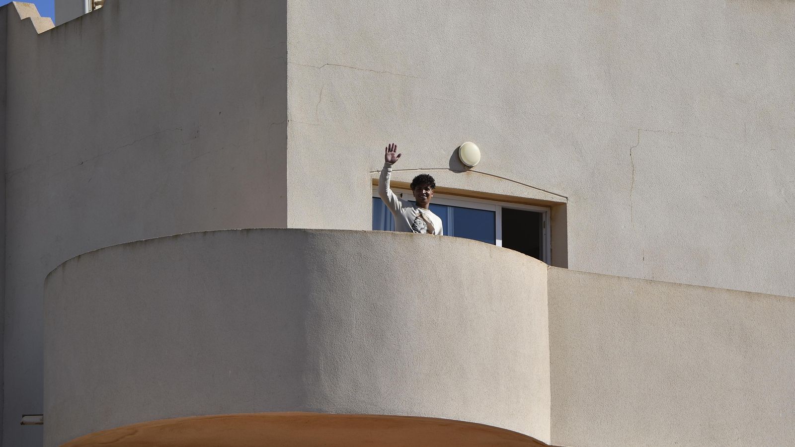 Inmigrantes alojados en un hotel de El Toyo tras su llegada a Canarias.