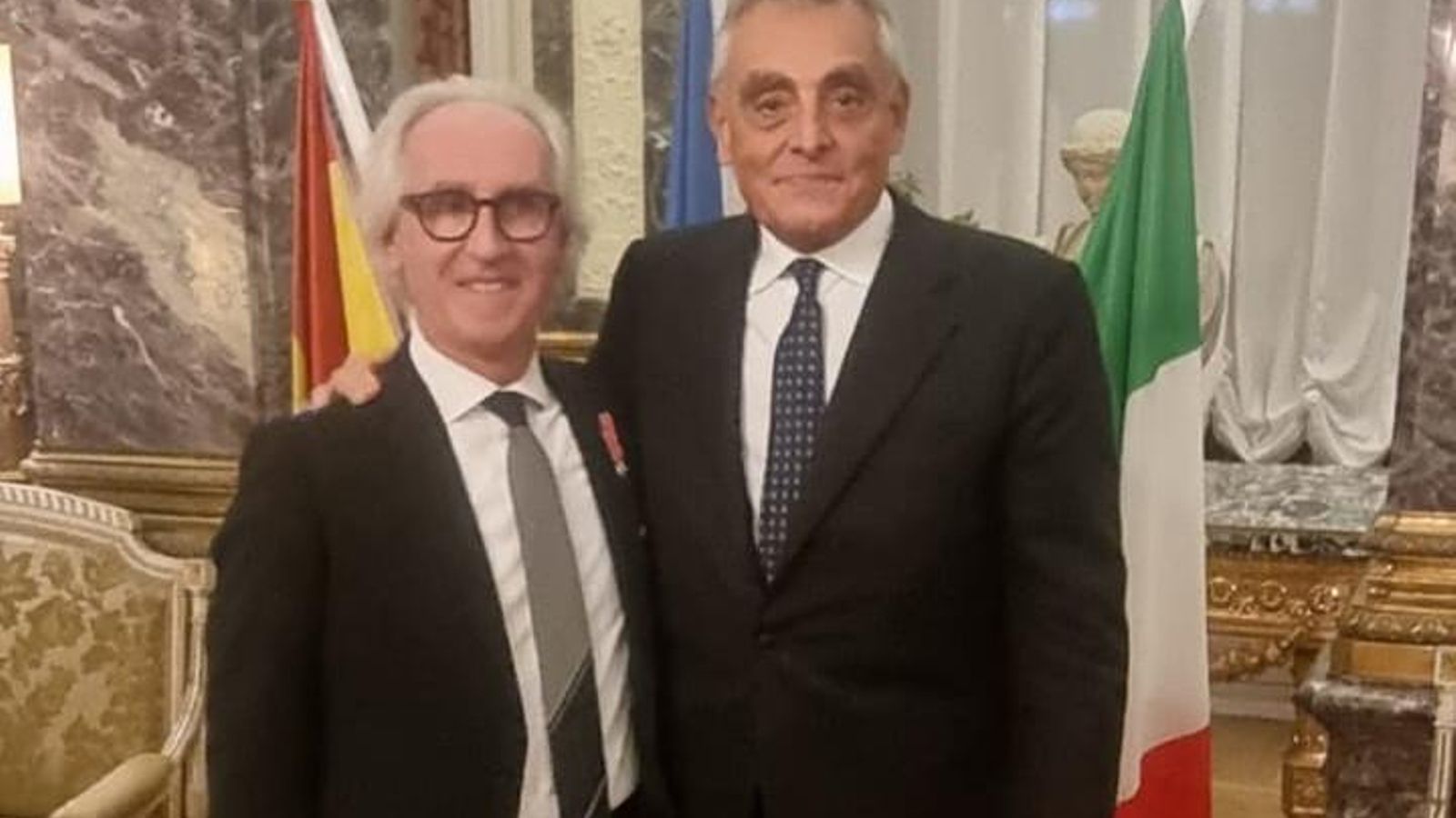 Pietro Tucci con el embajador de Italia en España, Giuseppe Buccino Grimaldi.