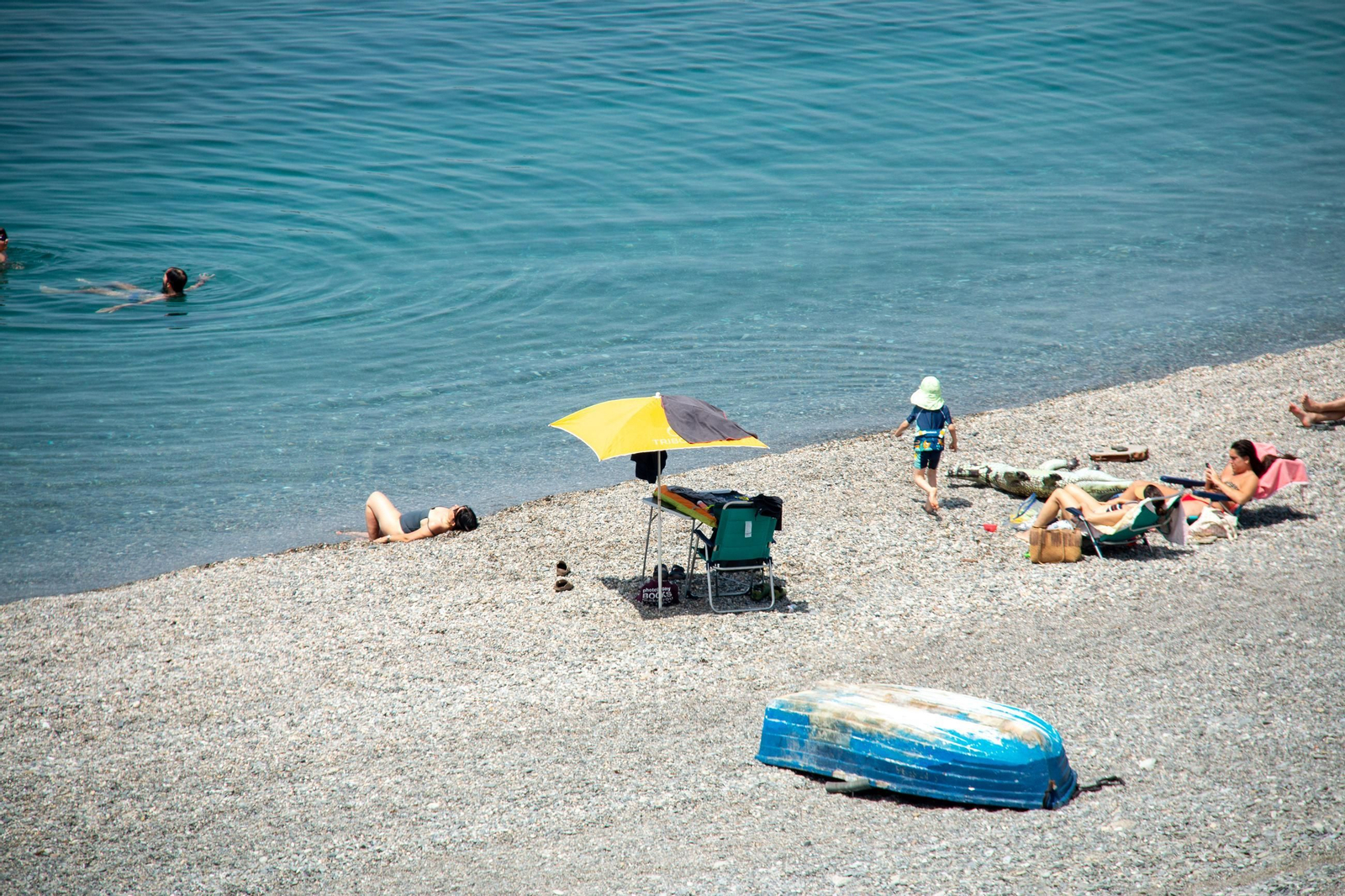 Las playas de Almuñécar se convierten en refugio del calor a dos semanas del verano