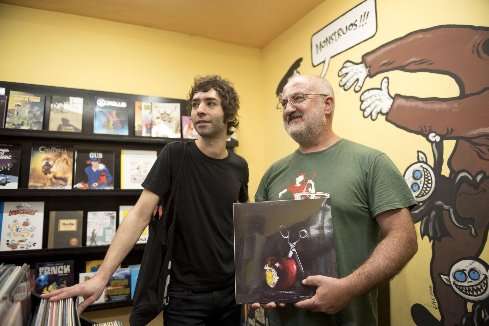 El ingeniero de sonido Pedro Izquierdo y uno de los dueños del sello granadino, Paco Cano.