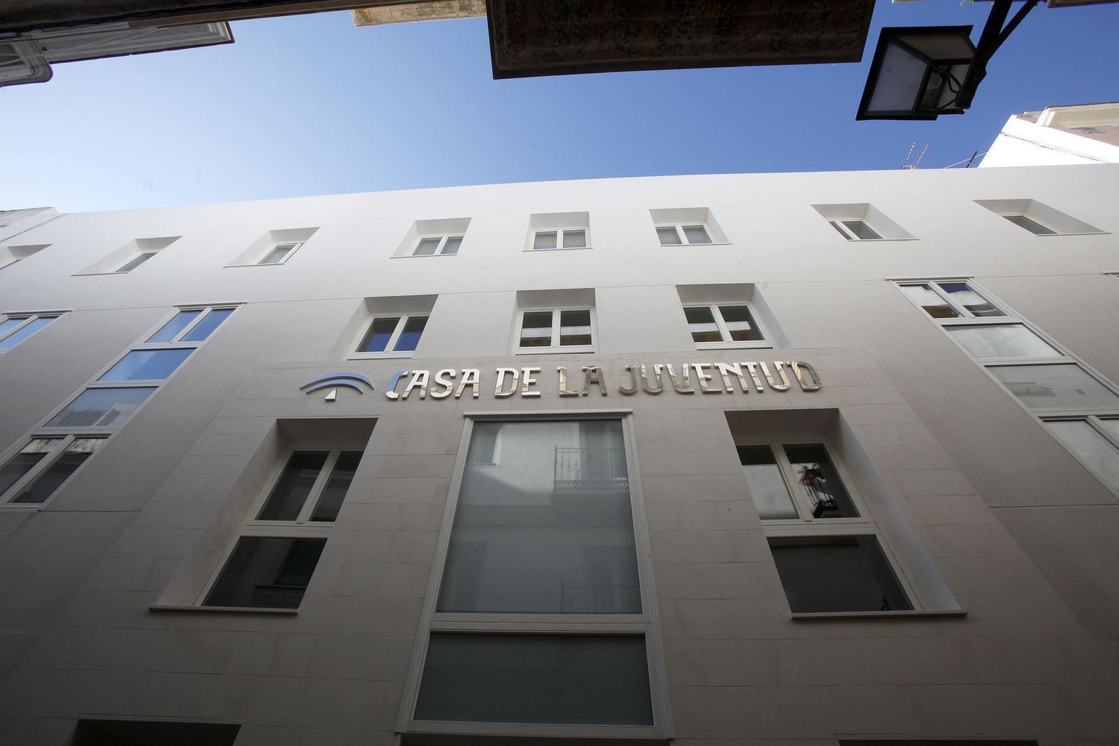 Fachada de la Casa de la Juventud de Cádiz, en una foto de archivo.