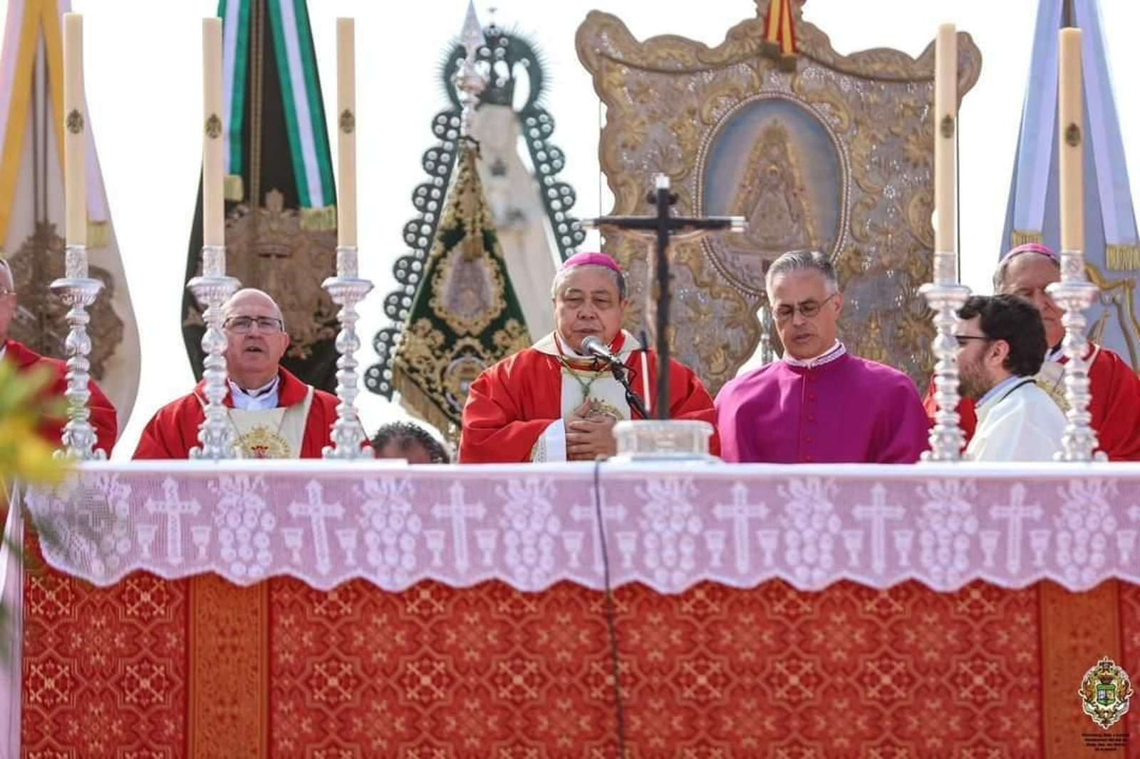 El nuncio apostólico, monseñor Bernardito Cleopas Auza, preside la misa de Pentecostés en el real del Rocío.