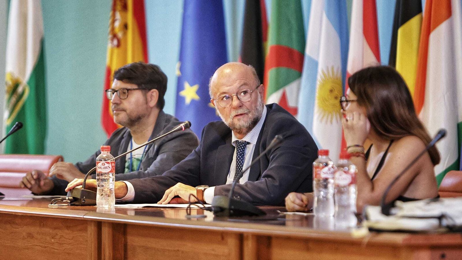 Rafael Jiménez Castañeda, vicerrector de Internacionalización en funciones (en el centro), durante la recepción de los estudiantes Erasmus en el Aula Magna de Filosofía y Letras.