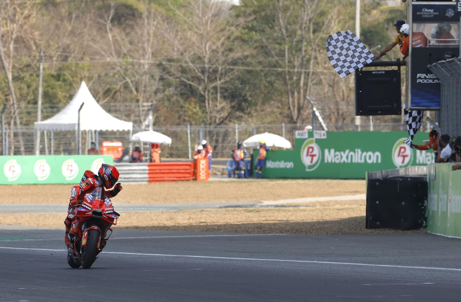 Marc Márquez entra en la línea de meta ante la bandera a cuadros.