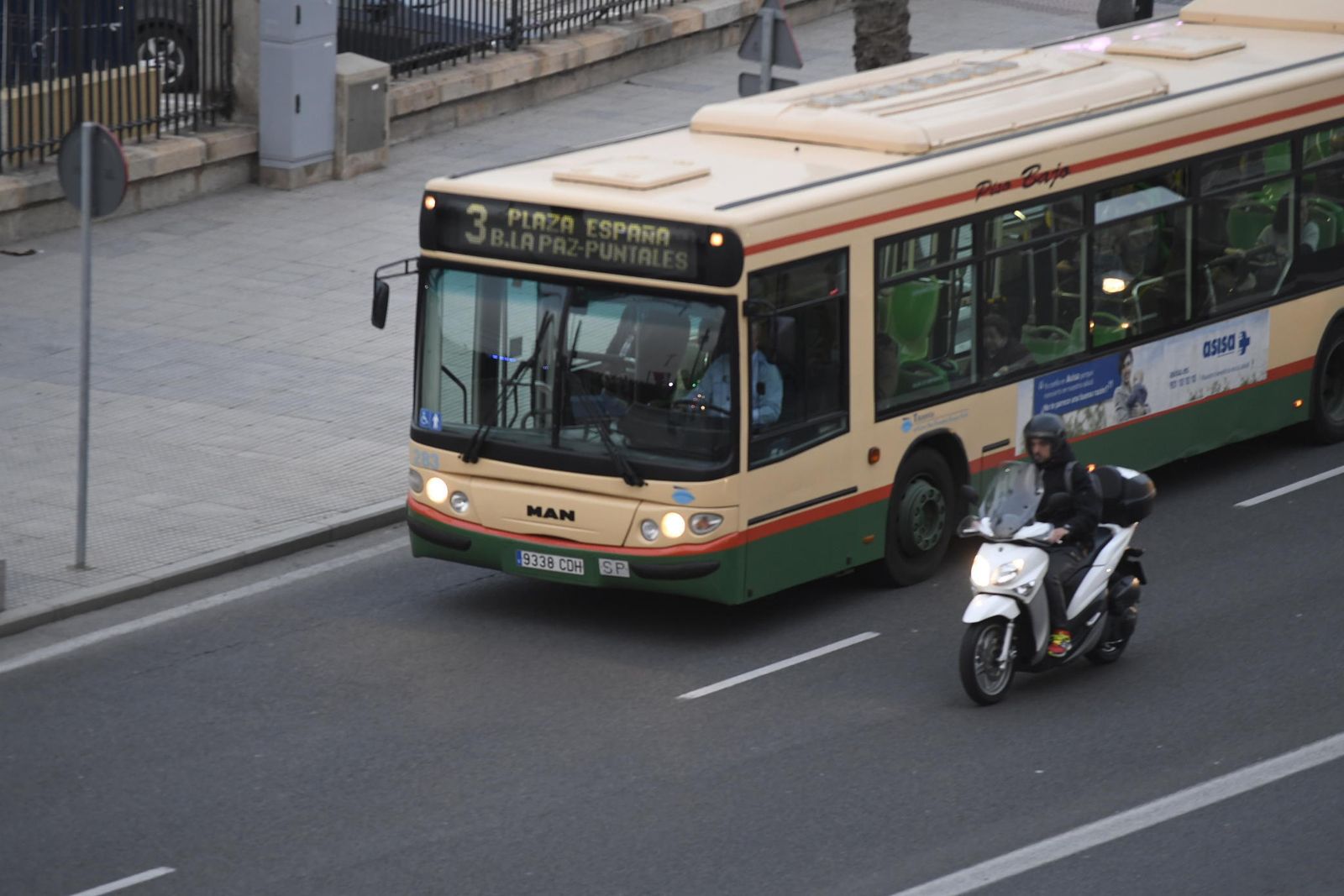 Un vehículo de la flota de autobuses urbanos circulando por la ciudad.