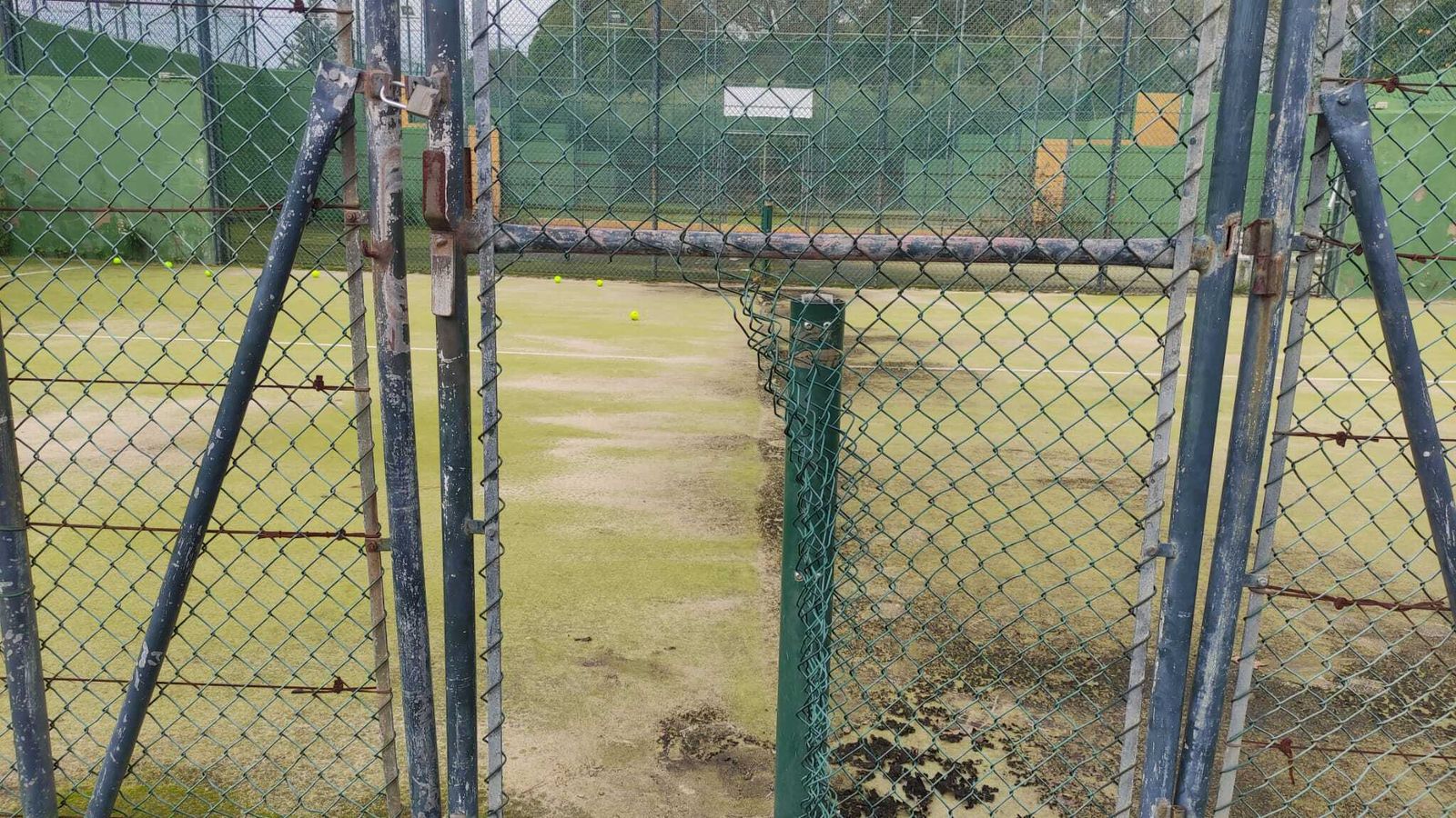 Las vallas están rotas y se puede acceder al recinto.