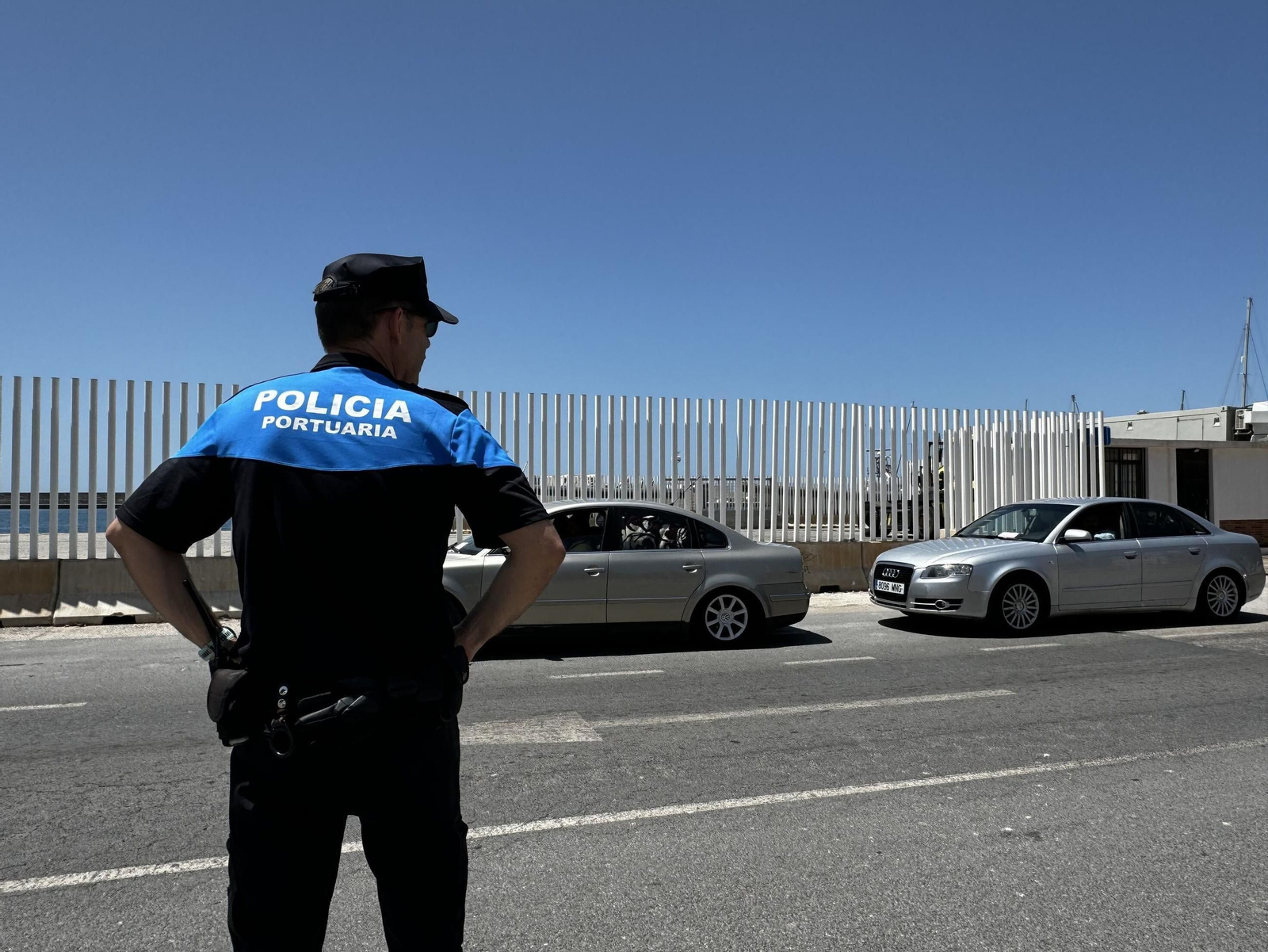 Un policía portuario durante la OPE Motril