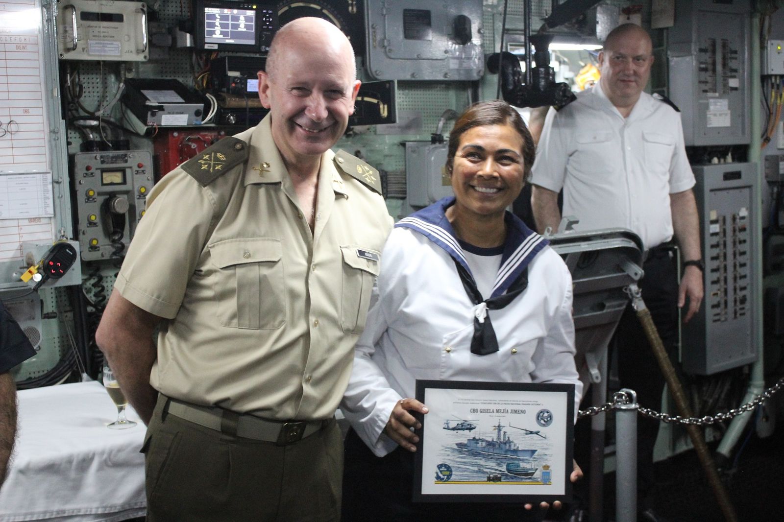 La cabo Gisela Mejía recibe el reconocimiento en la fragata 'Victoria', donde ha participado en la última operación.