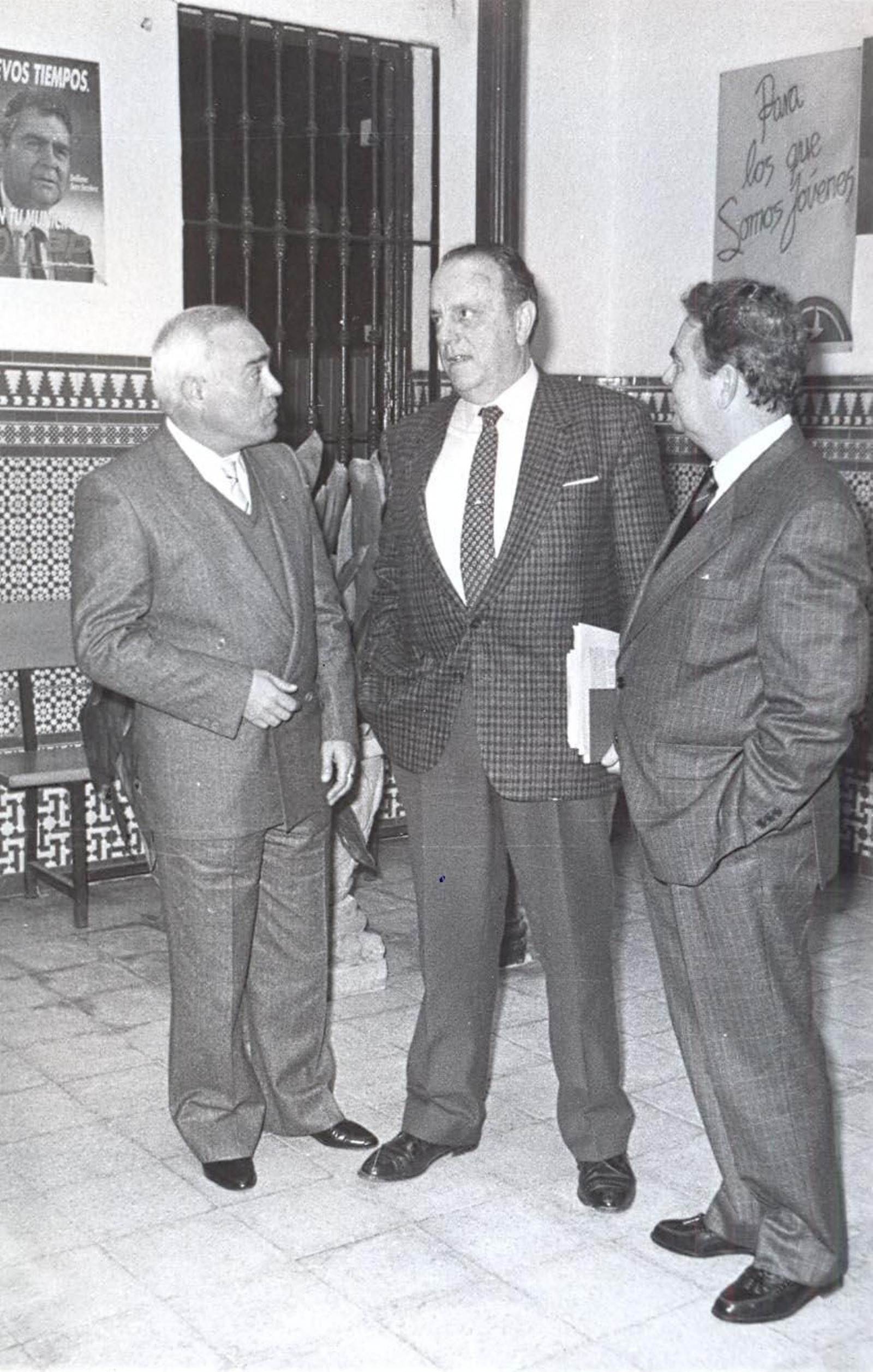 Matías Conde, Manuel Fraga y Emiliano Sanz, durante una visita del dirigente gallego de AP a Huelva en enero 1989.
