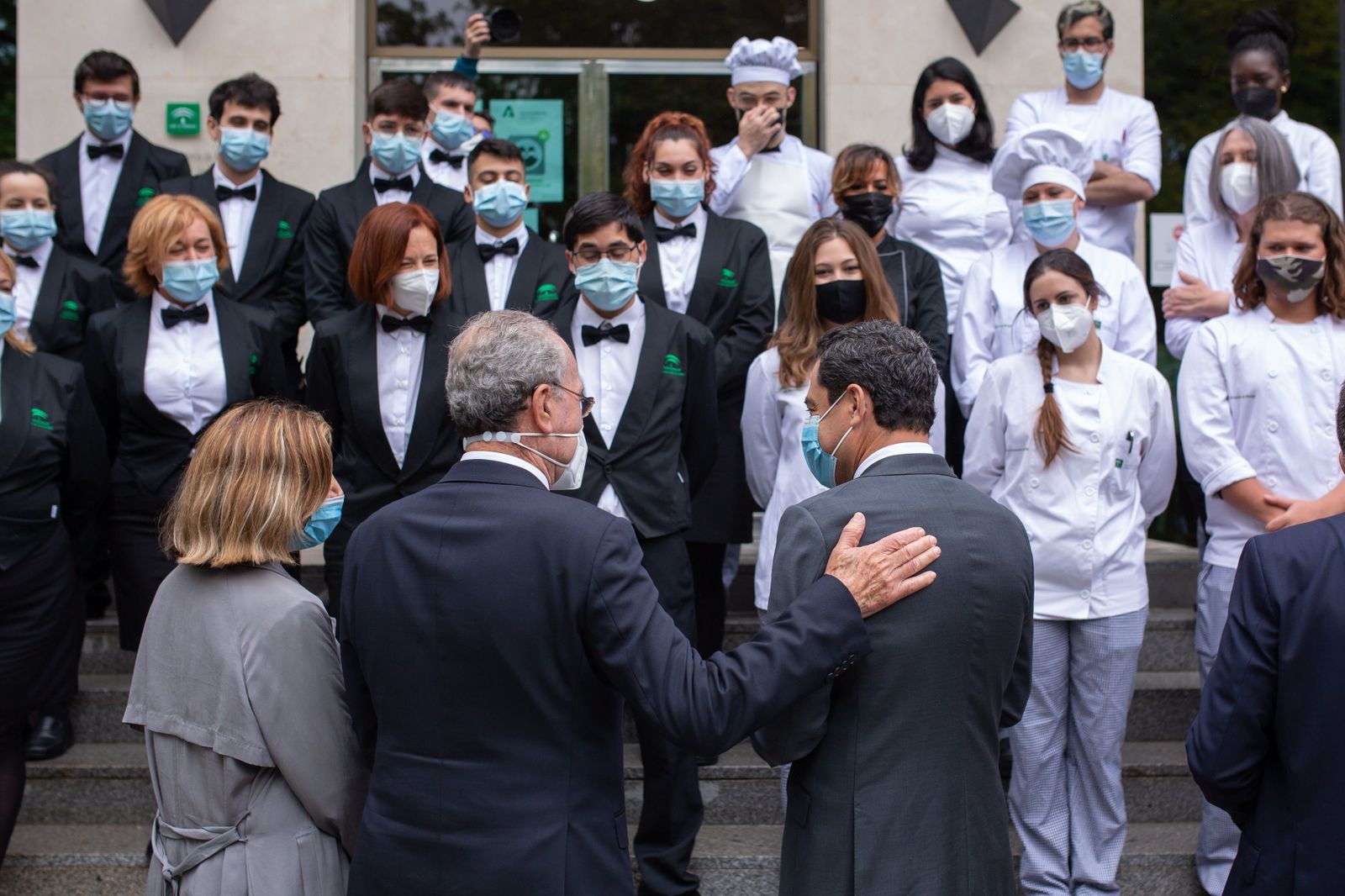 Blanco, De la Torre y Moreno, delante de los alumnos.