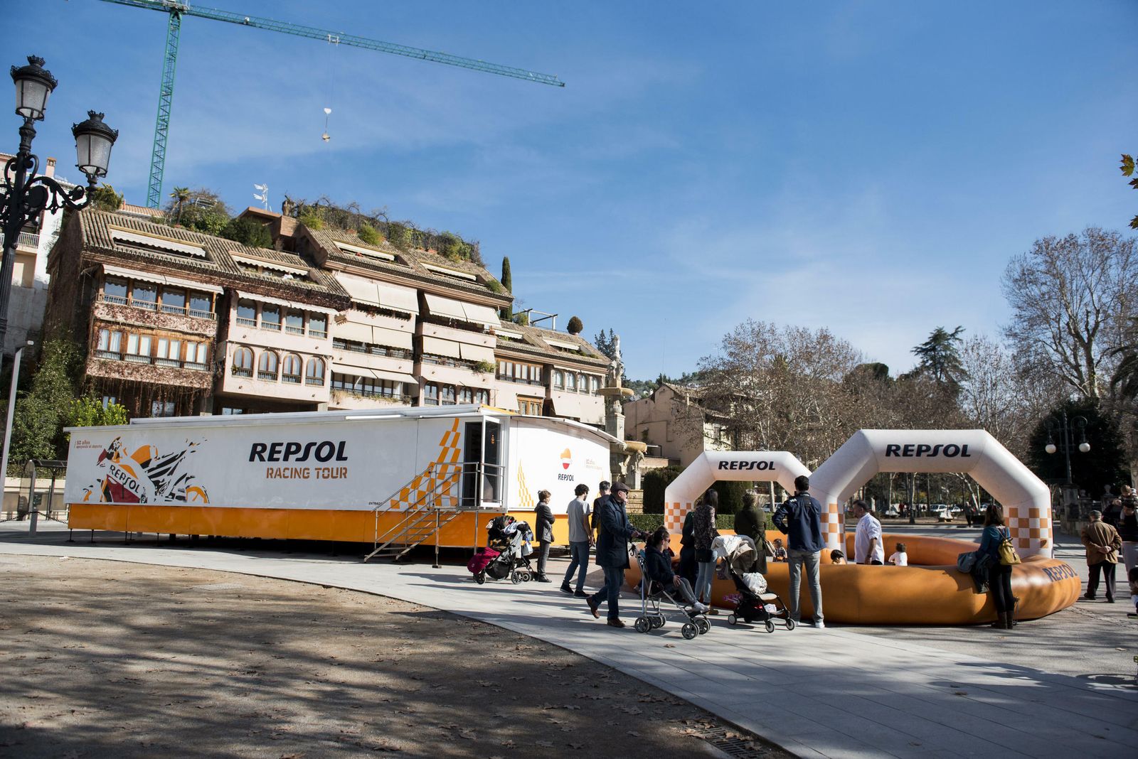 Imágenes de la foto de Marc Márquez que se exhibe en Granada