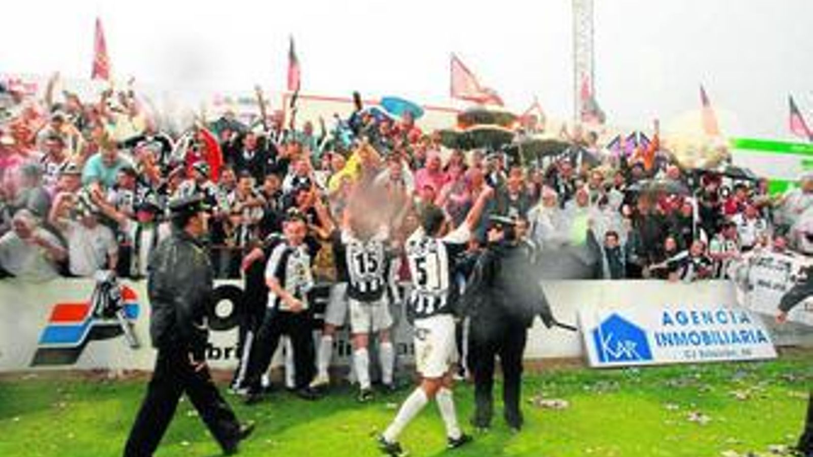 Jugadores y aficionados de la Balona festejan el ascenso en Anduva. Jugadores y aficionados de la Balona festejan el ascenso en Anduva.