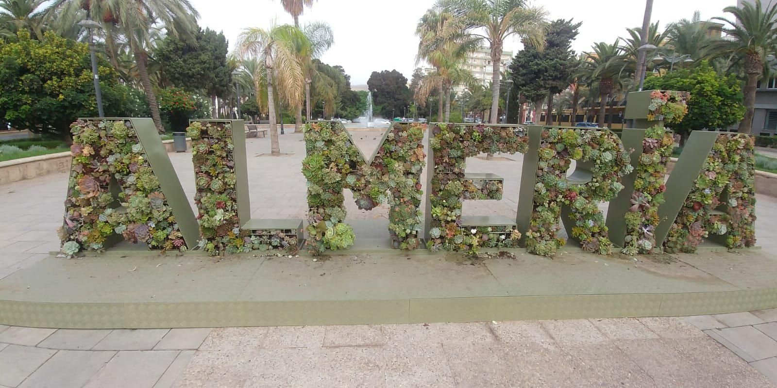 Las plantas vandalizadas de la jardinera vertical del Nicolás Salmerón.