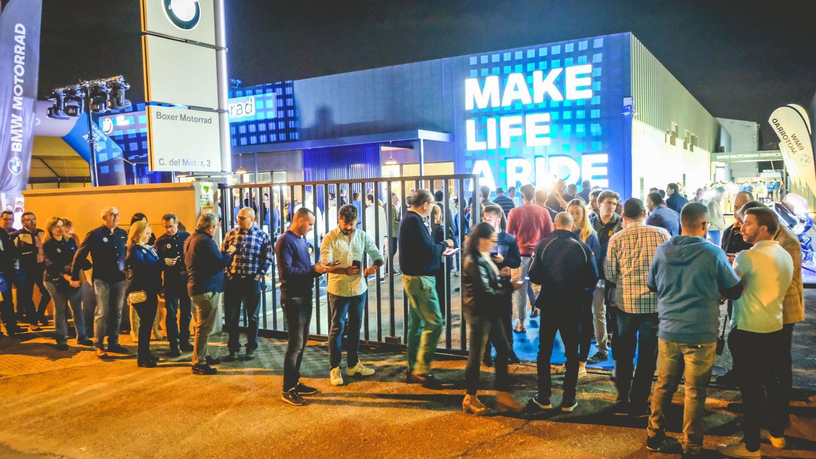 Los aficionados al mundo de las motos acudieron masivamente a la apertura oficial de puertas del nuevo concesionario de BMW.