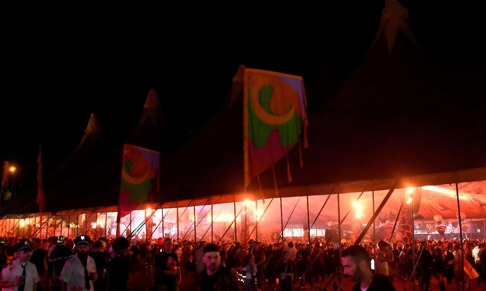 El festival Elrow reúne en Córdoba a miles de personas, en imágenes