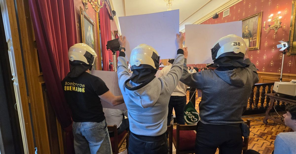Bomberos de Loja protestan ante el pleno municipal para exigir ...