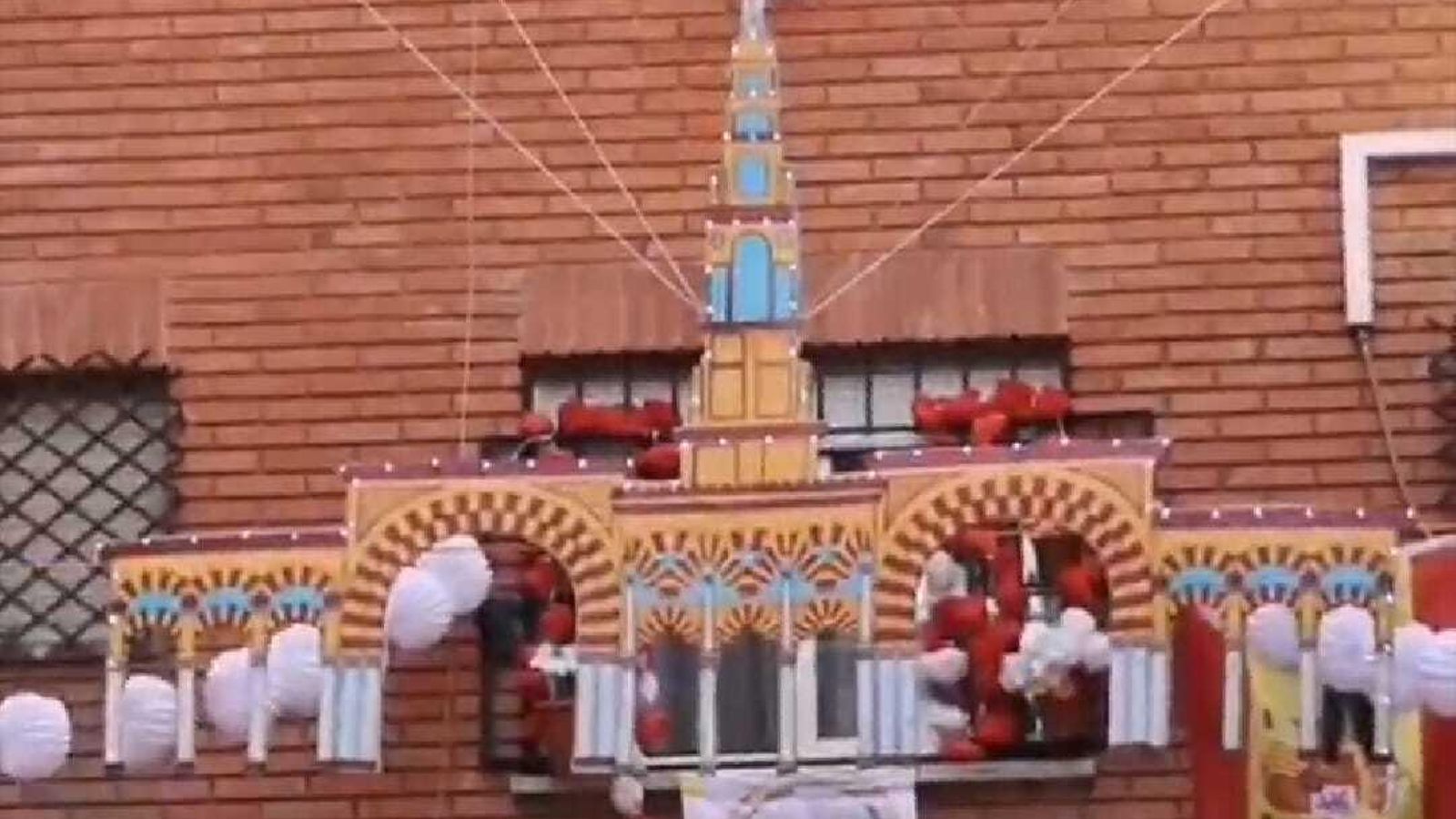 Réplica de la portada de Feria en el barrio El Arcángel.